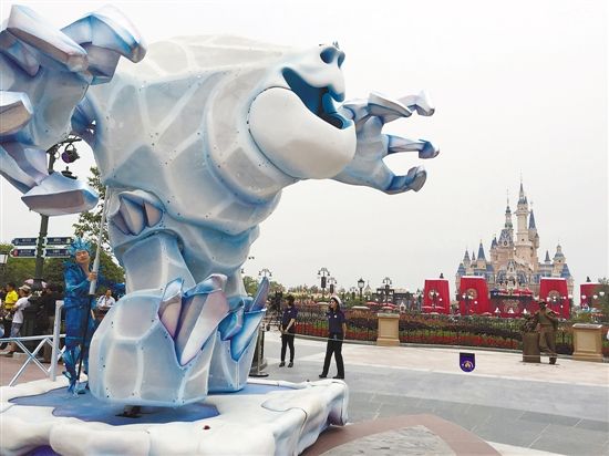 石景山冰雪巨人主題花車